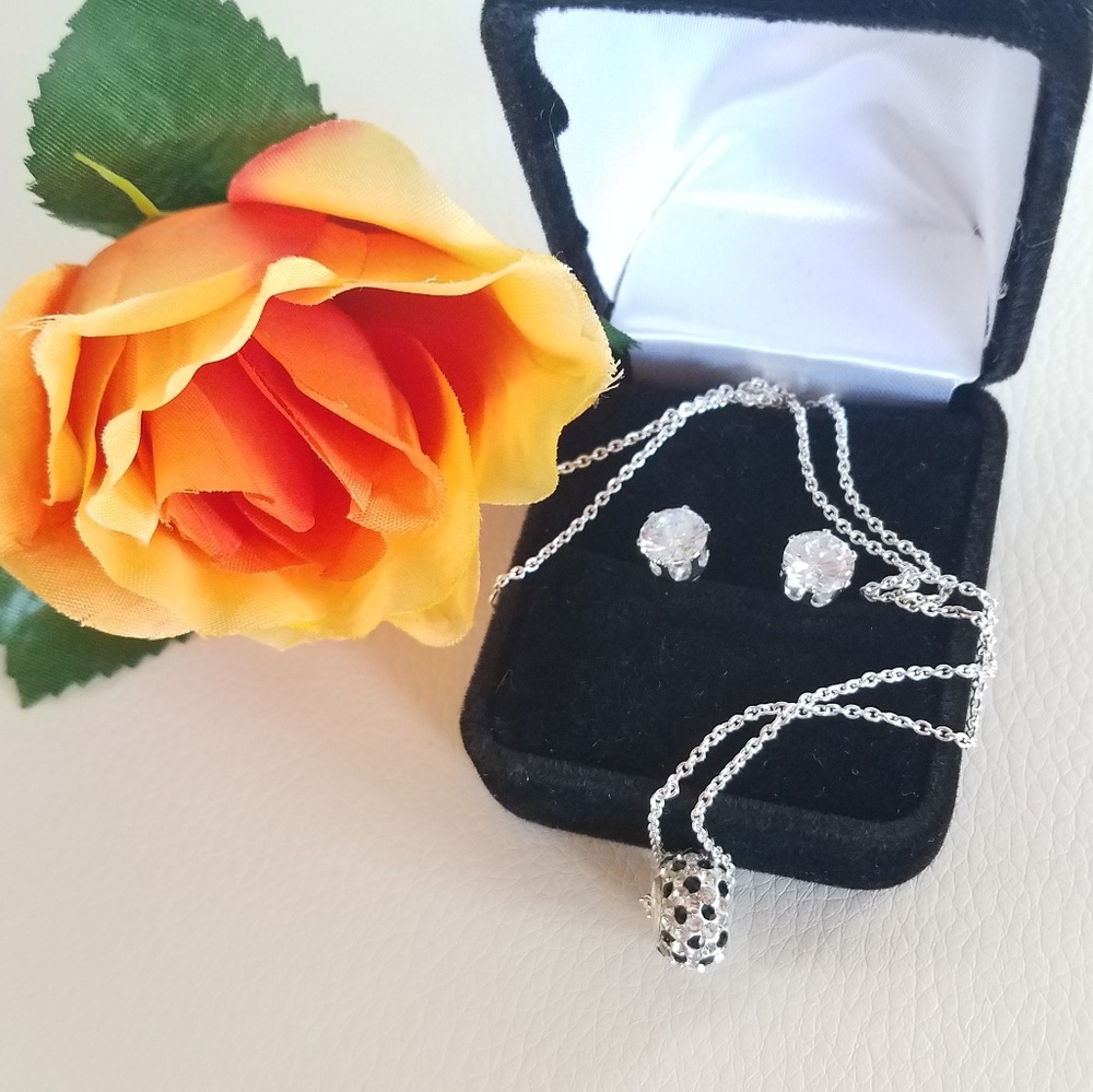 🚫SOLD🚫Silver Crystal Necklace and Earrings - Picture 3 of 3